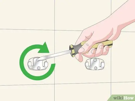 Установите держатель для туалетной бумаги Шаг 7