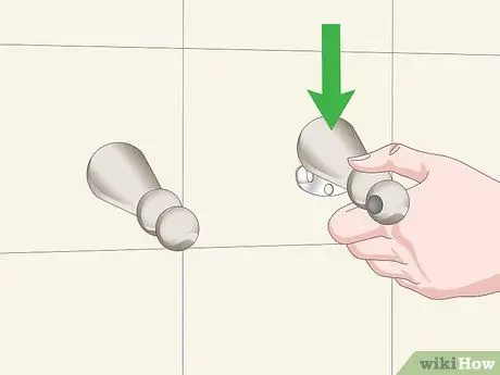 Установите держатель для туалетной бумаги Шаг 8