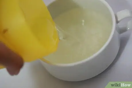 Сделайте оконный спрей с лимоном и уксусом. Шаг 6