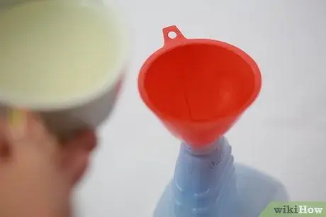 Сделайте оконный спрей с лимоном и уксусом Шаг 7