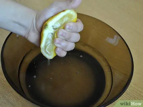 Очистите микроволновую печь с помощью лимона и уксуса, шаг 2