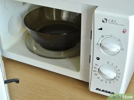 Очистите микроволновую печь с помощью лимона и уксуса, шаг 3