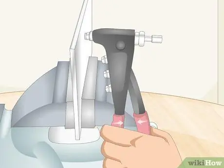 Установите гайку с заклепкой Шаг 10