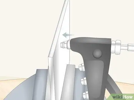 Установите гайку с заклепкой Шаг 9