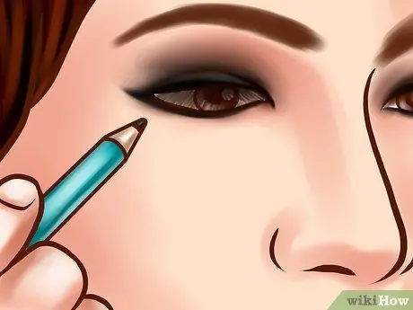 Нанесите готический макияж для глаз Шаг 4