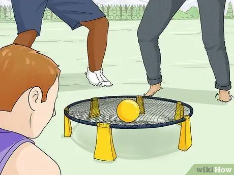 Играть в Spikeball Шаг 1 Играть в Spikeball Шаг 1