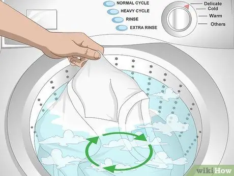 Удалите сухую краску из одежды Шаг 7