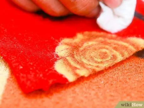 Удаление пятен крови с ковра, шаг 8