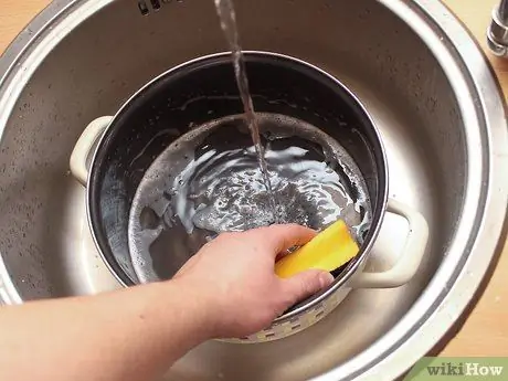 Очистите голландскую духовку, шаг 2