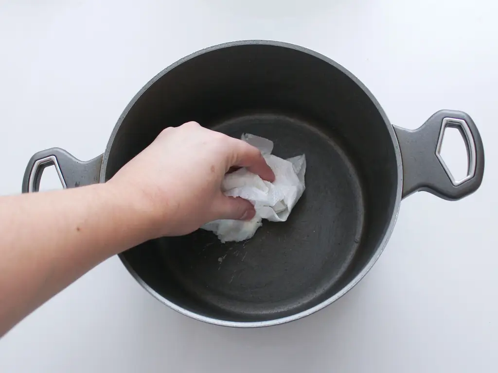 4 способа чистки голландской духовки