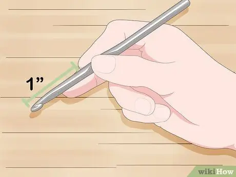 Удерживайте пряжу для вязания крючком, шаг 1