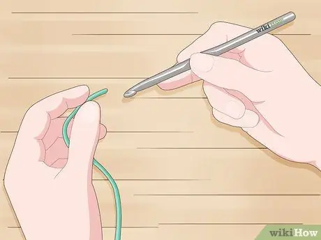 Удерживайте пряжу для вязания крючком, шаг 2