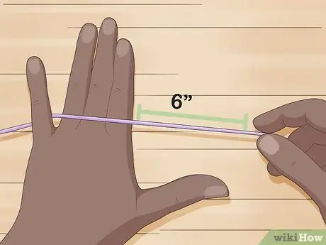 Удерживайте пряжу для вязания крючком Шаг 5