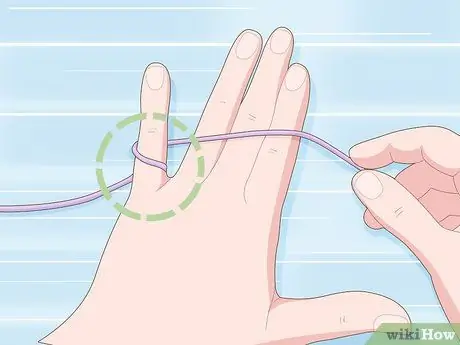 Удерживайте пряжу для вязания крючком Шаг 8