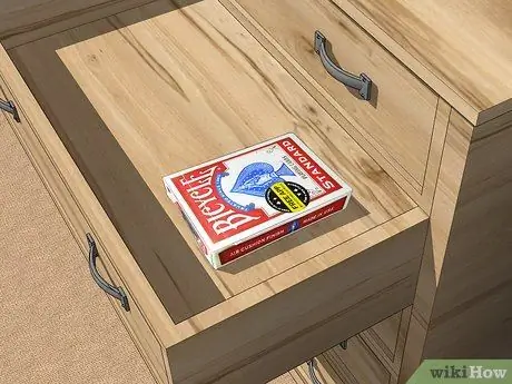 Уход за игральными картами Шаг 2