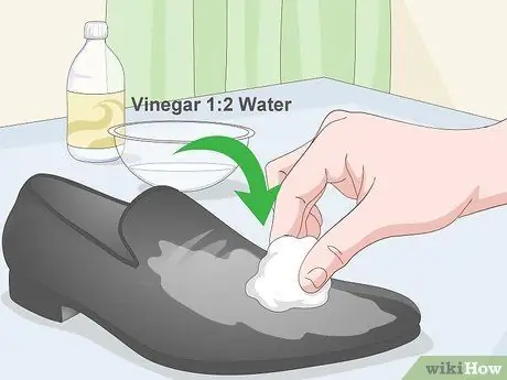 Чистые черные замшевые туфли Шаг 6