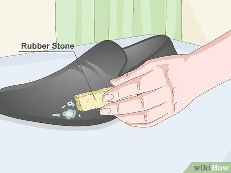 Чистые черные замшевые туфли Шаг 7