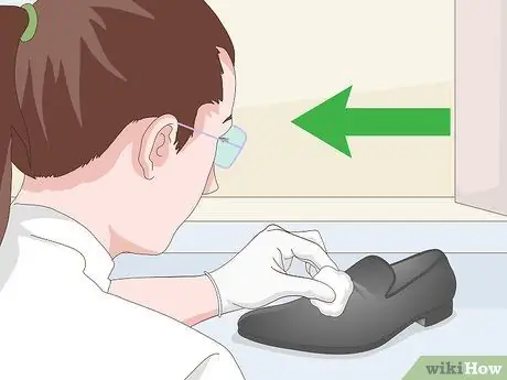 Чистые черные замшевые туфли Шаг 8