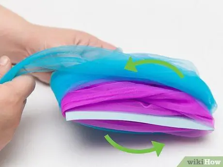 Изготовление помпонов из тюля, шаг 3