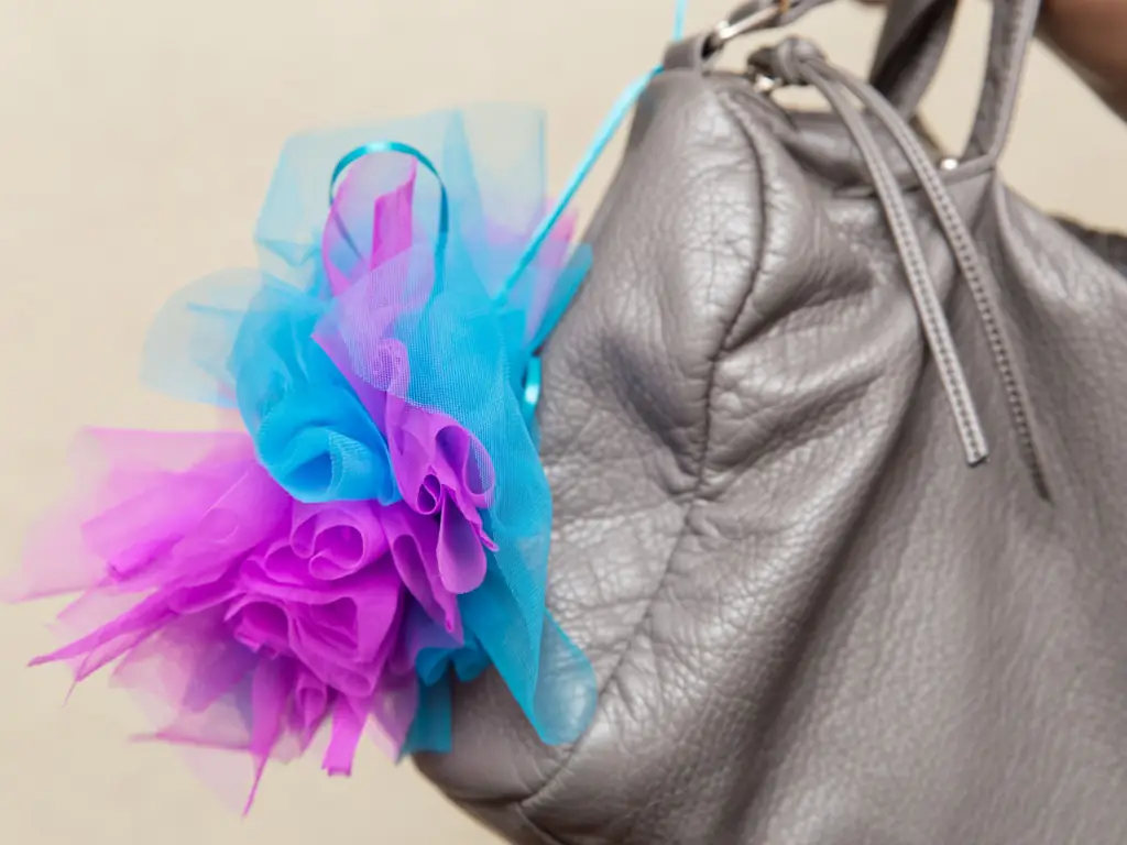 Как сделать помпон из тюля (с иллюстрациями)