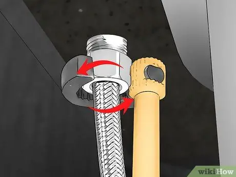 Установите кухонный кран Шаг 4