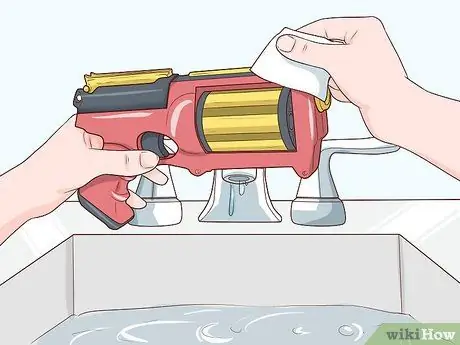 Распыление краски для пистолета Nerf, шаг 3