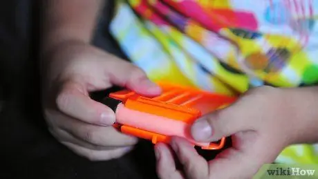 Точно выстрелить из Nerf Gun Шаг 1