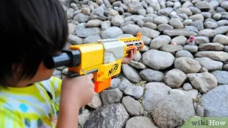 Точно выстрелить из Nerf Gun Шаг 3