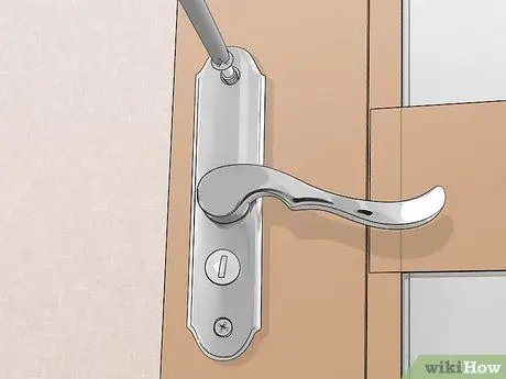 Заменить штормовую дверь Шаг 13