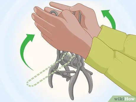Установить ловушку для кротов Victor Step 6