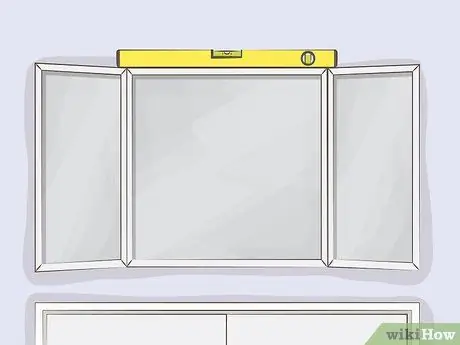 Повесьте косметическое зеркало Шаг 11