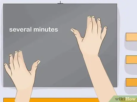 Повесьте косметическое зеркало Шаг 17