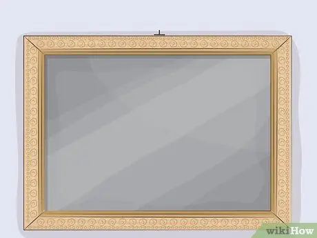 Повесьте косметическое зеркало Шаг 3