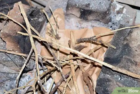 Разжечь огонь одной спичкой Шаг 2