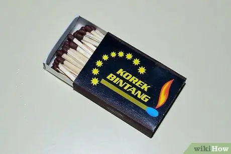 Зажгите огонь одной спичкой Шаг 3