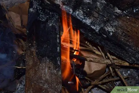 Зажгите огонь одной спичкой Шаг 6