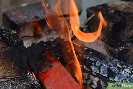 Разжечь огонь одной спичкой Шаг 7