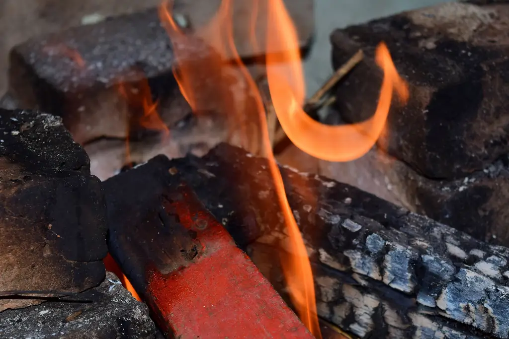 Как зажечь огонь одной спичкой (с картинками)