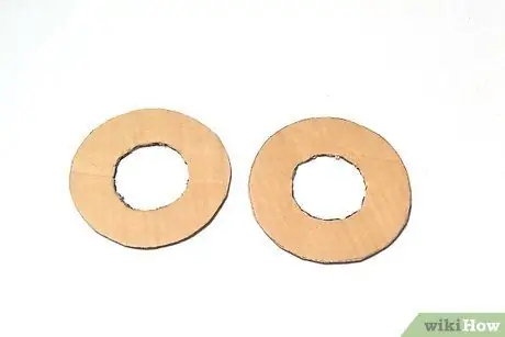 Сделайте помпоны из обрезков ткани Шаг 1