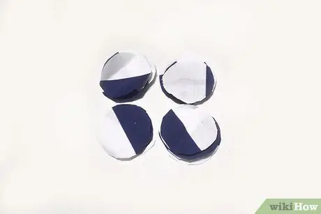 Сделайте помпоны из обрезков ткани Шаг 11