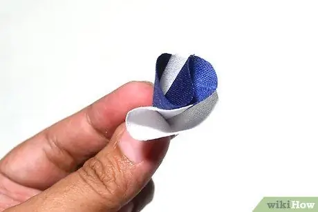 Сделайте помпоны из обрезков ткани Шаг 12