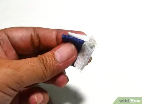 Сделайте помпон из обрезков ткани Шаг 13