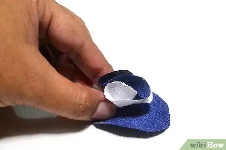 Сделайте помпоны из обрезков ткани Шаг 14