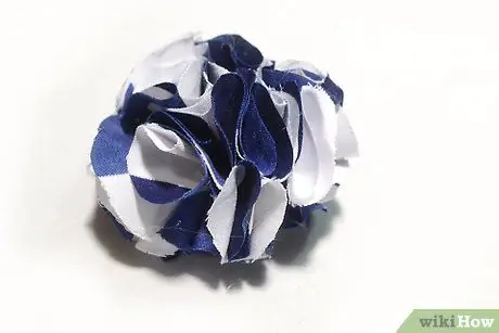 Сделайте помпоны из обрезков ткани Шаг 16