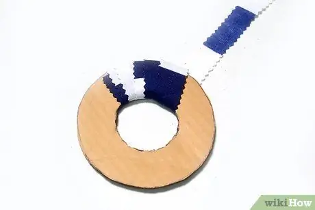 Сделайте помпоны из обрезков ткани Шаг 3