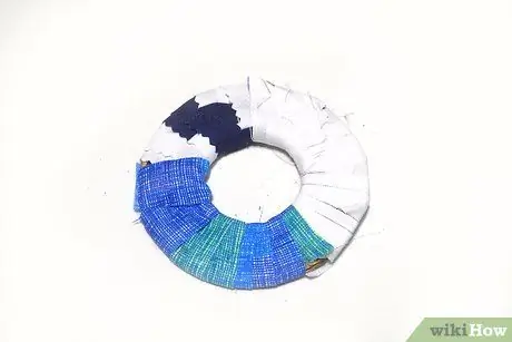 Сделайте помпоны из обрезков ткани Шаг 4