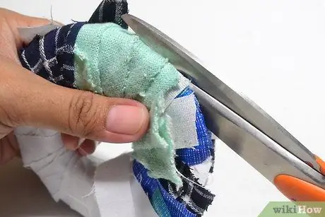 Сделайте помпоны из обрезков ткани Шаг 5