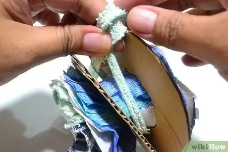 Сделайте помпоны из обрезков ткани Шаг 6