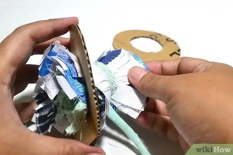 Сделайте помпоны из обрезков ткани Шаг 7