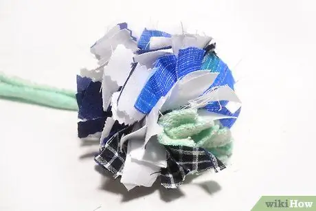 Сделайте помпоны из обрезков ткани Шаг 8